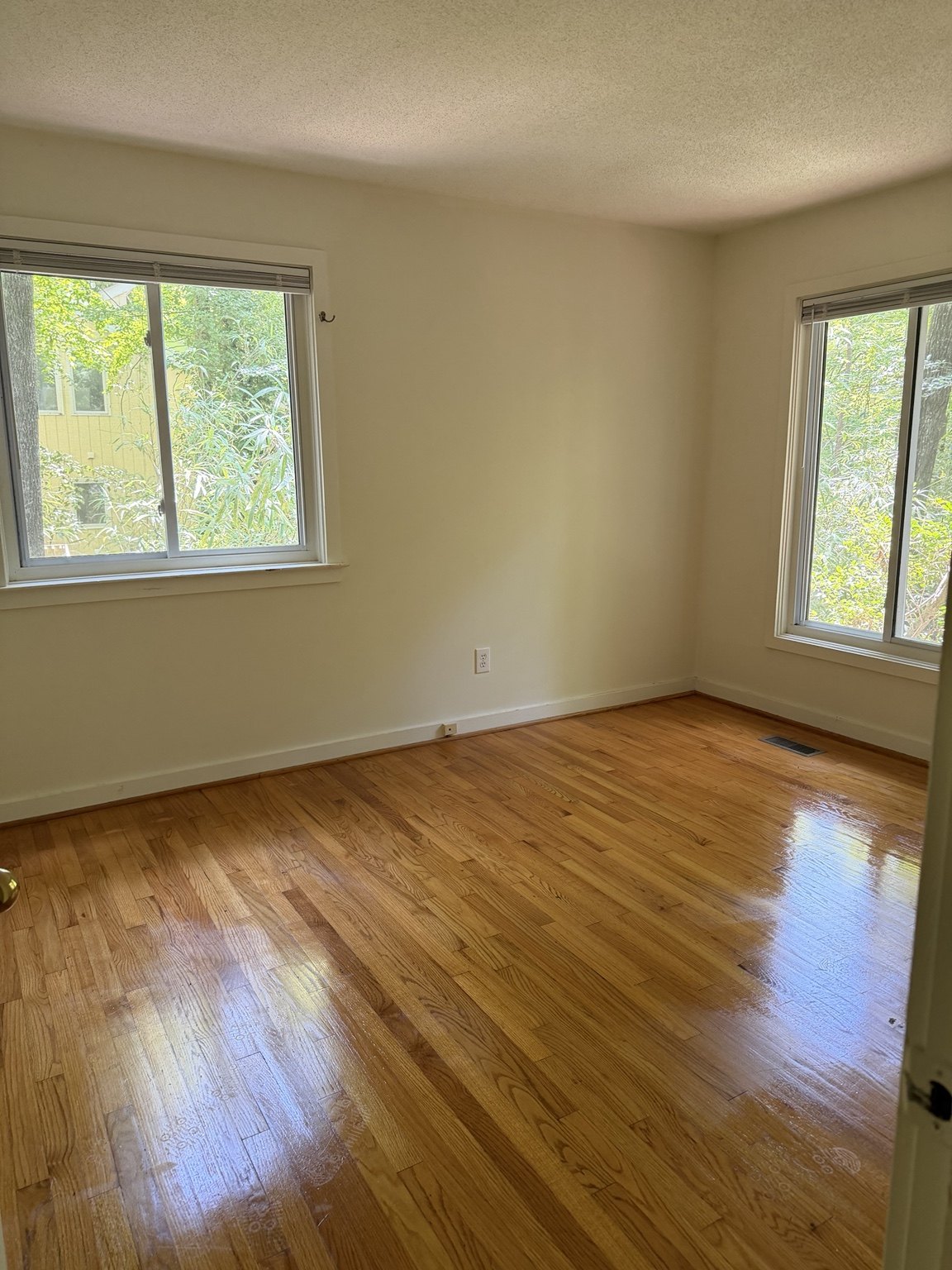 Clean Queen NC cleaning work - polished hardwood living room